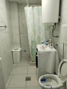 uma casa de banho com WC e uma mesa em Titan 