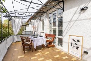 patio con mesa y sillas en el balcón en Apartment Alb Glück 2, en Hechingen