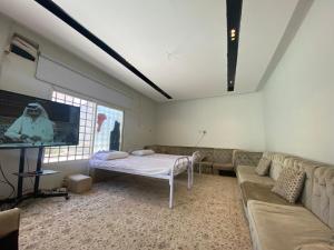A bed or beds in a room at رتز السويدي
