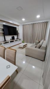 ein Wohnzimmer mit einem Sofa und einem Flachbild-TV in der Unterkunft Casa Mobiliada para o período do Festival Folclórico de Parintins 2024 in Parintins