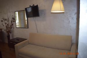 un soggiorno con divano e TV a parete di Villa Park Guest Apartments a Borovets