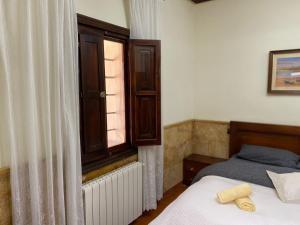 um quarto com 2 camas e uma janela em Villa Española em Elche