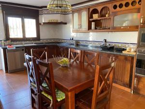 cocina grande con mesa de madera y sillas en Villa Española en Elche