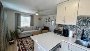 eine Küche und ein Wohnzimmer mit einem Sofa in der Unterkunft Turtle Nest 8 - Quick Walk to Beach in Fort Myers Beach