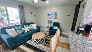 sala de estar con sofá azul y mesa en Turtle Nest 2 - Quick Walk to Beach, en Fort Myers Beach