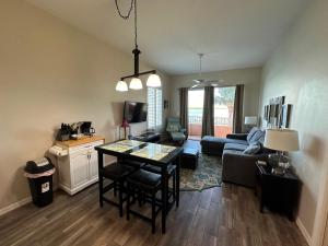 Et opholdsområde på Lovers Key Resort Suite 1 - Watch Dolphins Play + 3 billeder