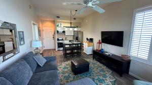 Køkken eller tekøkken på Lovers Key Resort Suite 1 - Watch Dolphins Play