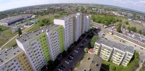 uma vista aérea de uma cidade com edifícios altos em Turkusowa Apartament em Szczecin