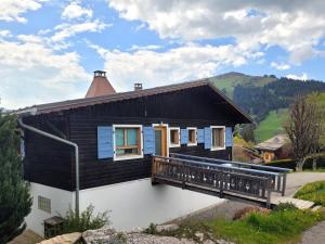 Maison noire et blanche avec balcon dans l'établissement Chalet Les Gets, 5 pièces, 8 personnes - FR-1-598-35, aux Gets