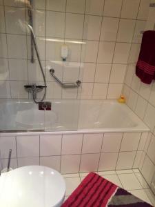 ein weißes Badezimmer mit Badewanne und Toilette in der Unterkunft Landhaus Postwiese in Winterberg
