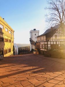 eine Kopfsteinpflasterstraße vor einem Gebäude in der Unterkunft Schöne ruhige Ferienwohnung - in Eisenach mit Kamin - Nahe Karolinentalbrücke - Hund ja in Eisenach