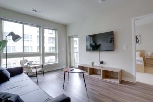 En tv och/eller ett underhållningssystem på Quiet Apartment with Amazing Amenities @Alexandria