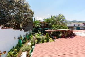 eine Terrasse mit einem Dach und einem Garten in der Unterkunft Posada Nena Santa Ana in Santa Ana