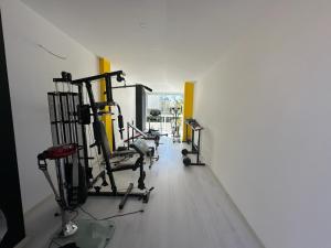 een fitnessruimte met diverse loopbanden en hometrainers bij Anka Butik Hotel - Adults Only in Side