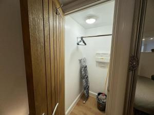 Zimmer mit einem Schrank mit einer Gitarre in der Unterkunft LT Apartments 54 - Twin Bed Apartment in Leicester
