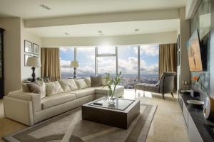 Telewizja i/lub zestaw kina domowego w obiekcie 30th+ Floor Apartments in Sky Tower