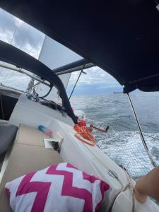 - une vue sur le cockpit d'un bateau dans l'établissement Naboa 2, à Playón Chico