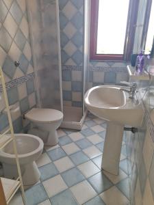 A bathroom at Mare, dune, lago e bosco in assoluto relax.