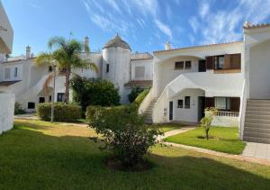 uma grande casa branca com uma palmeira no quintal em Villa 36 - THE CHARM(E) OF PORCHES em Porches