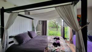 1 dormitorio con cama con dosel y ventana en City Farmer-Amsterdam, Stay, Inn, Loft, Bed, Bike and Breakfast, en Ámsterdam