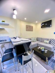 een woonkamer met een bank en een tafel bij Hermosa suite 3 elegante con jacuzzi in Guayaquil