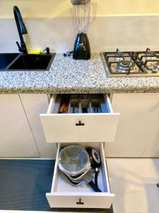 a kitchen counter with white drawers and a stove at Hermosa suite 3 elegante con jacuzzi in Guayaquil