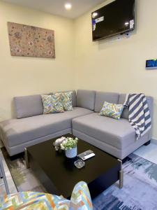 sala de estar con sofá y mesa en Hermosa suite 3 elegante con jacuzzi, en Guayaquil