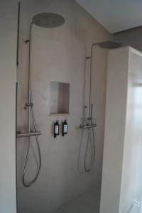 baño con ducha con 2 luces en la pared en Casa Vinyanova - Only adults, en Fontanilles