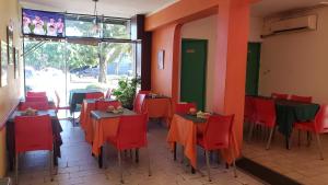 un restaurante con mesas y sillas rojas y verdes en Hotel Nuevo Real en Formosa