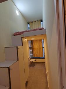 杜拜的住宿－Oval Tower Loft Accommodation，小房间设有两张双层床和窗户
