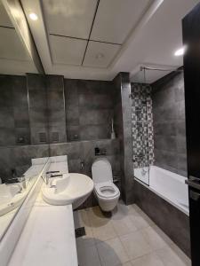 Oval Tower Loft Accommodation tesisinde bir banyo