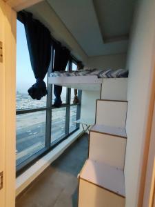 杜拜的住宿－Oval Tower Loft Accommodation，客房设有两张双层床和一扇窗户。