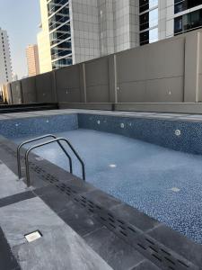 杜拜的住宿－Oval Tower Loft Accommodation，一座大楼顶部的游泳池