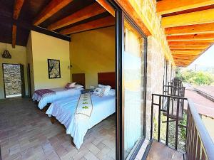 2 Betten in einem Zimmer mit Balkon in der Unterkunft Hotel Casa Xaa in Tlatlauquitepec