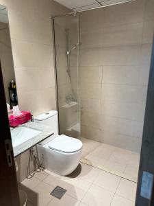 een badkamer met een douche, een toilet en een wastafel bij 1 BHK in Al Khan Sharjah in Sharjah
