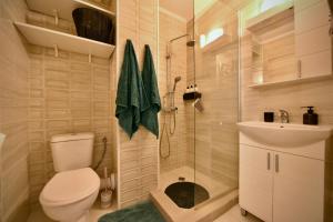 a bathroom with a toilet and a shower and a sink at Cozy apartment Sunny Beach in Sunny Beach