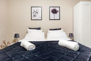 a bedroom with a large bed with towels on it at Kong Oscars gate 28 - 303 in Bergen