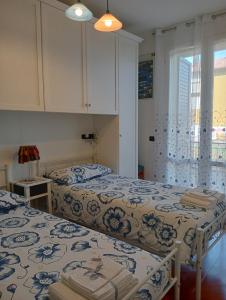 een slaapkamer met 2 bedden en een raam bij La birichina in Santarcangelo di Romagna