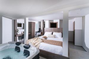 Posteľ alebo postele v izbe v ubytovaní Alcyone Studios and Apartments