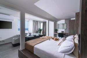Posteľ alebo postele v izbe v ubytovaní Alcyone Studios and Apartments