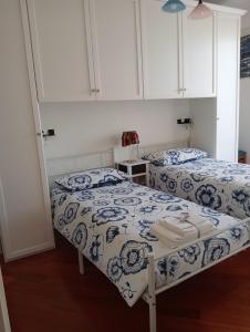two beds in a small room with a table at La birichina in Santarcangelo di Romagna