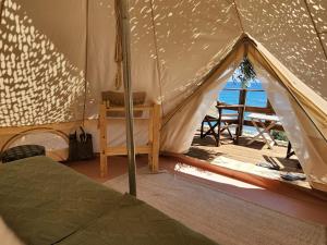 een slaapkamer met een tent met uitzicht op de oceaan bij La Baia Guest House in Karítsa +53 foto's