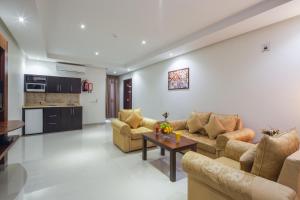 sala de estar con sofás y mesa en Burj Alhayah Hotel Suites Alfalah en Riad