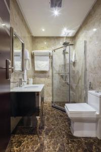 Salle de bains dans l'établissement Burj Alhayah Hotel Suites Alfalah