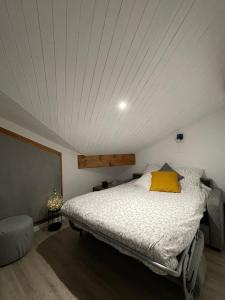 ein Schlafzimmer mit einem großen Bett im Dachgeschoss in der Unterkunft Al_titude1138 in Les Contamines-Montjoie