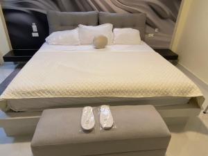 a pair of shoes sitting on top of a bed at Hermosa suite 2 cerca de todo in Guayaquil