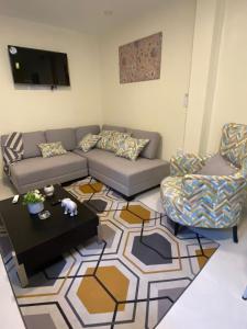 a living room with a couch and a table at Hermosa suite 2 cerca de todo in Guayaquil