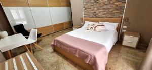 ein Schlafzimmer mit einem großen Bett mit zwei Kissen darauf in der Unterkunft La casa di Viola in Rom