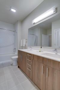 Ένα μπάνιο στο Relax in Style Minutes from DC and Alexandria
