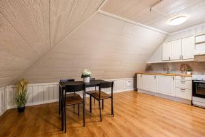 ベルゲンにあるCentral stay apartment - 401の部屋にテーブルと椅子のあるキッチン +39枚の写真